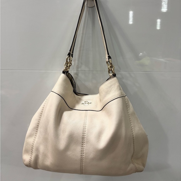 Coach Handbags - Coach Lexy Shoulder Bag in cream Pebble Leather 🤍